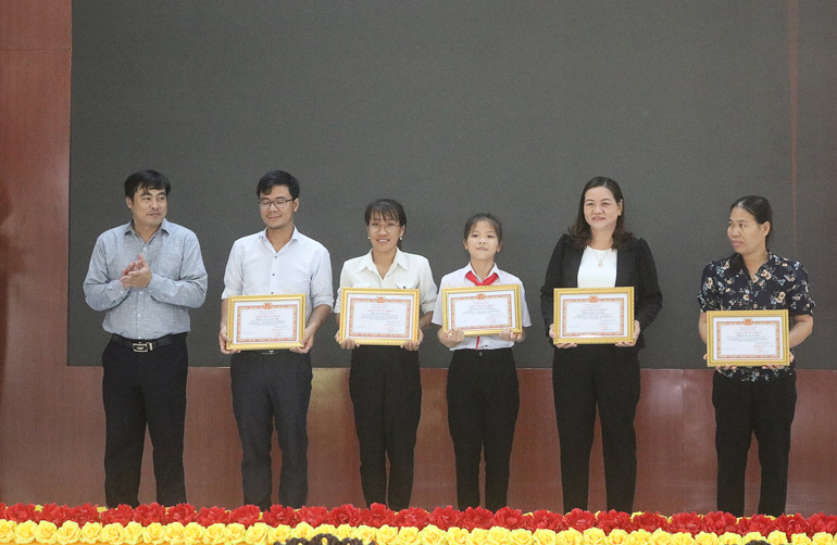 Ban Tuyên giáo Huyện ủy Cát Tiên trao tặng giấy khen cho các thí sinh đạt giải