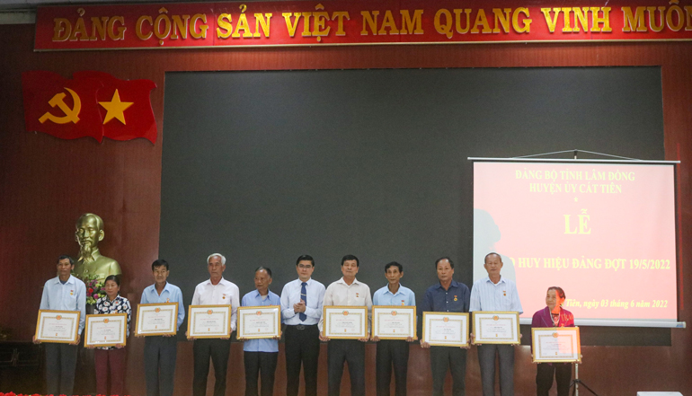Bí thư Huyện ủy Cát Tiên Nguyễn Khắc Bình trao tặng Huy hiệu Đảng cho các đảng viên