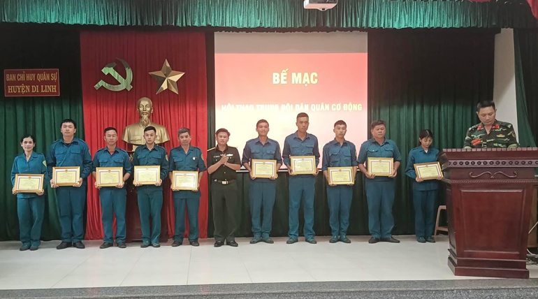 Chỉ huy Ban Chỉ huy Quân sự huyện Di Linh trao giải cho các đội thi