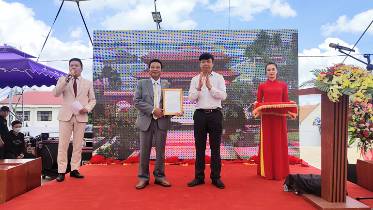Đại diện Sở Giao thông Vận tải Lâm Đồng trao quyết định công bố đưa Bến xe khách Di Linh vào hoạt động
