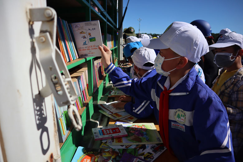Học sinh các trường tiểu học hào hứng với không gian xe đọc sách
