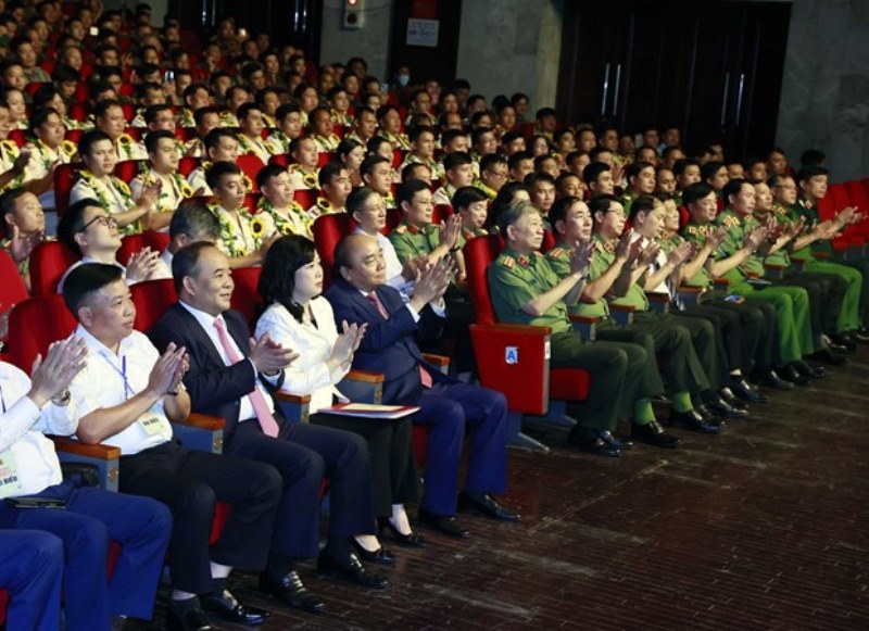 Chủ tịch nước Nguyễn Xuân Phúc dự Chương trình giao lưu nghệ thuật "Sống trong lòng dân"