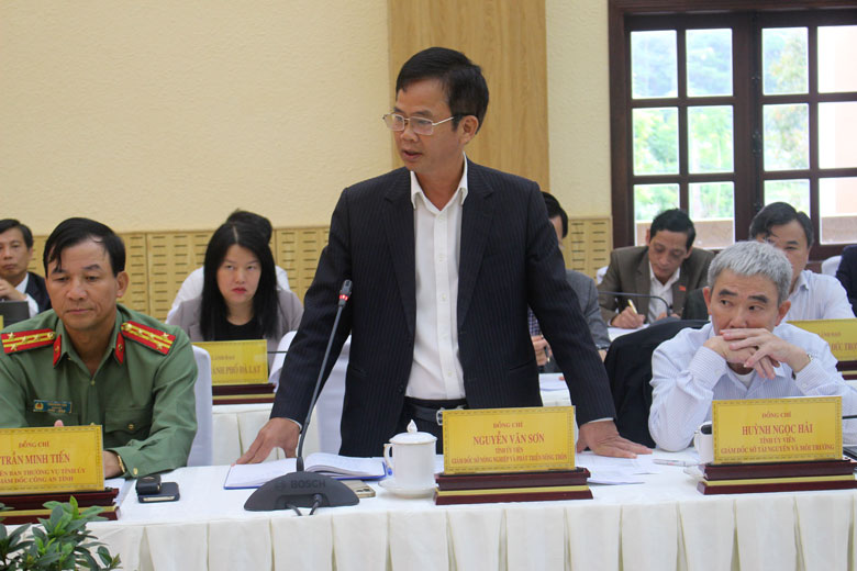 Ông Nguyễn Văn Sơn - Giám đốc Sở Nông nghiệp và Phát triển nông thôn tỉnh báo cáo, giải trình về nội dung liên quan đến quy hoạch 3 loại đất rừng