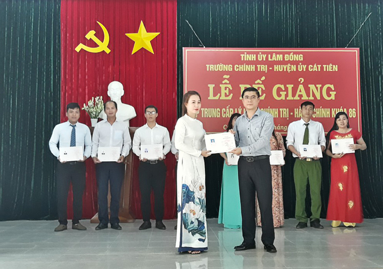 Đồng chí Nguyễn Khắc Bình – Bí thư Huyện ủy Cát Tiên trao bằng tốt nghiệp cho các học viên