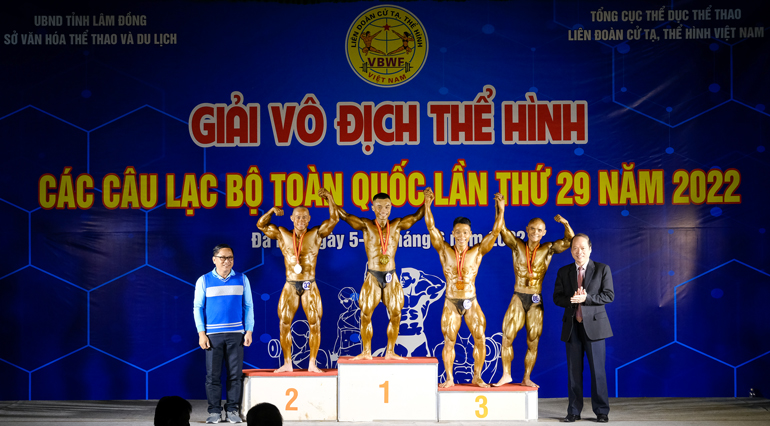 Ban tổ chức trao giải cho các vận động viên nội dung thể hình nam hệ B hạng 55 kg