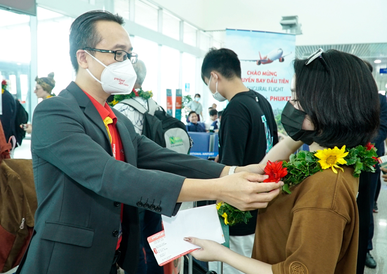 Phó giám đốc Thương mại Vietjet Phạm Hùng Việt chào đón hành khách tại cửa ra tàu bay