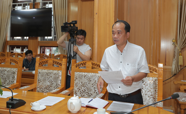 Phó Chủ tịch UBND huyện Lạc Dương Lê Chí Quang Minh báo cáo các nội dung với đoàn công tác