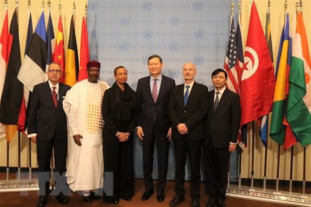 Đại sứ, Trưởng phái đoàn Việt Nam tại Liên hợp quốc chụp ảnh lưu niệm cùng Đại sứ các nước Ủy viên không thường trực Hội đồng Bảo an nhiệm kỳ 2020-2021