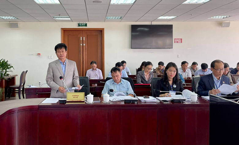 Giám đốc Sở Y tế Lâm Đồng Nguyễn Đức Thuận báo cáo tình hình công tác y tế tại buổi làm việc