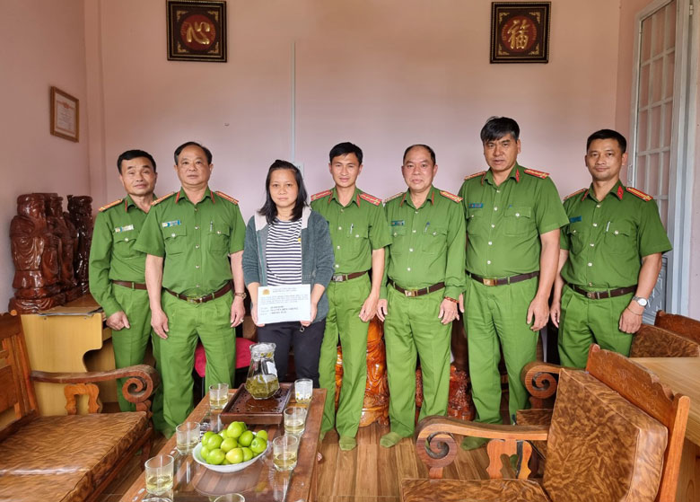 Đoàn công tác thăm hỏi, động viên gia đình Đại úy Nguyễn Hữu Chung