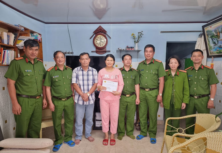 Trao tặng 60 triệu đồng từ Quỹ Nghĩa tình đồng đội cho gia đình Thiếu tá Lê Bá Quyền