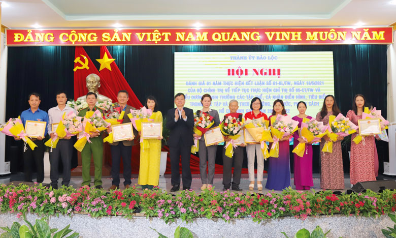 Bí thư Thành ủy Bảo Lộc Nguyễn Văn Triệu khen thưởng, tuyên dương các điển hình tiên tiến làm theo lời Bác