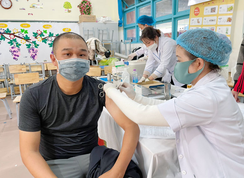 Tiêm vắc xin phòng COVID-19 tại TP Đà Lạt