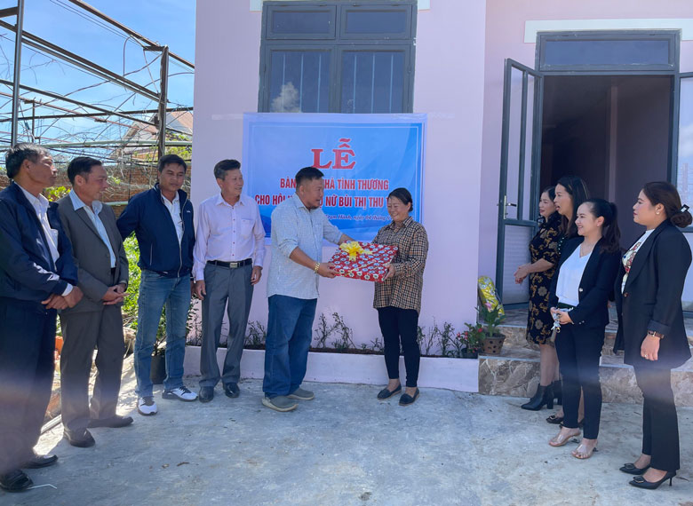 Các nhà hảo tâm và đại diện các đoàn thể, chính quyền địa phương tại lễ bàn giao nhà tình thương cho gia đình chị Bùi Thị Thu Trang