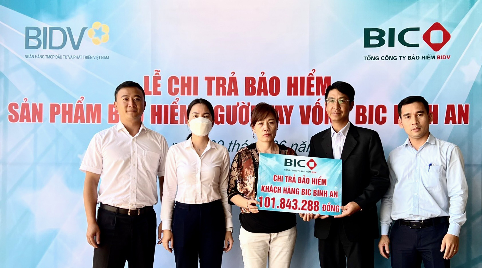 Đại diện lãnh đạo BIC Lâm Đồng và Chi nhánh BIDV Đà Lạt, PGD Tân Hà trao tiền bảo hiểm cho gia đình khách hàng