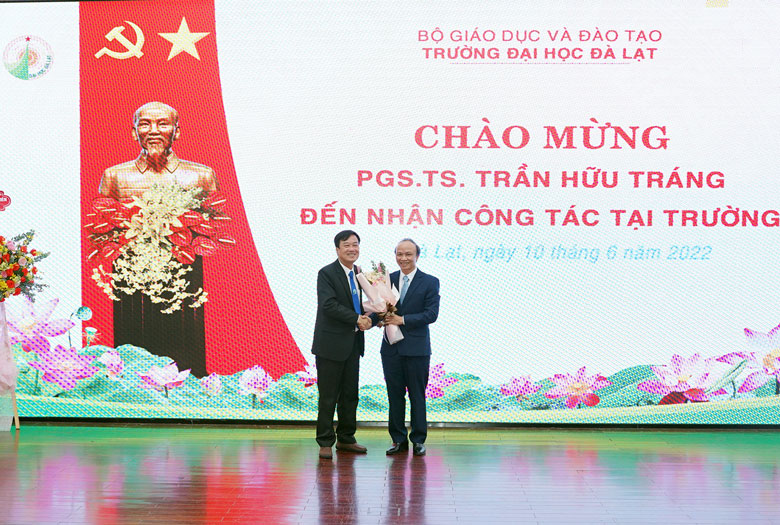 Hiệu trưởng Trường ĐHĐL tặng hoa chúc mừng PGS.TS. Trần Hữu Tráng đến nhận công tác tại trường