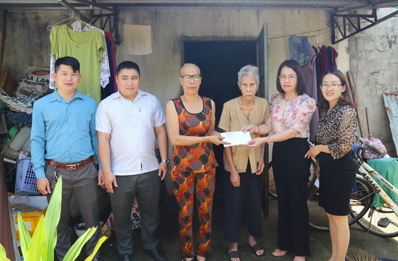 Nhà báo Hồ Thị Lan - Tổng Biên tập Báo Lâm Đồng trao số tiền 43,2 triệu đồng mà bạn đọc báo đóng góp hỗ trợ cho gia đình bà Thay và các con