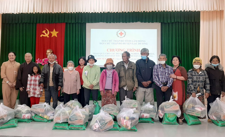 Chương trình trao tặng quà cho đồng bào khó khăn tại xã Lát, huyện Lạc Dương