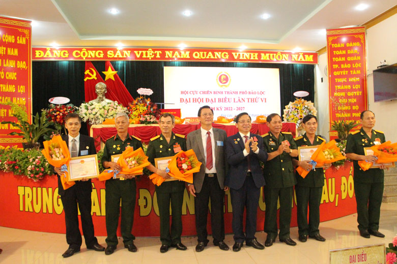 Trao giấy khen của thành phố Bảo Lộc đến các tập thể và cá nhân có thành tích xuất sắc trong công tác Hội và phong trào “CCB gương mẫu”