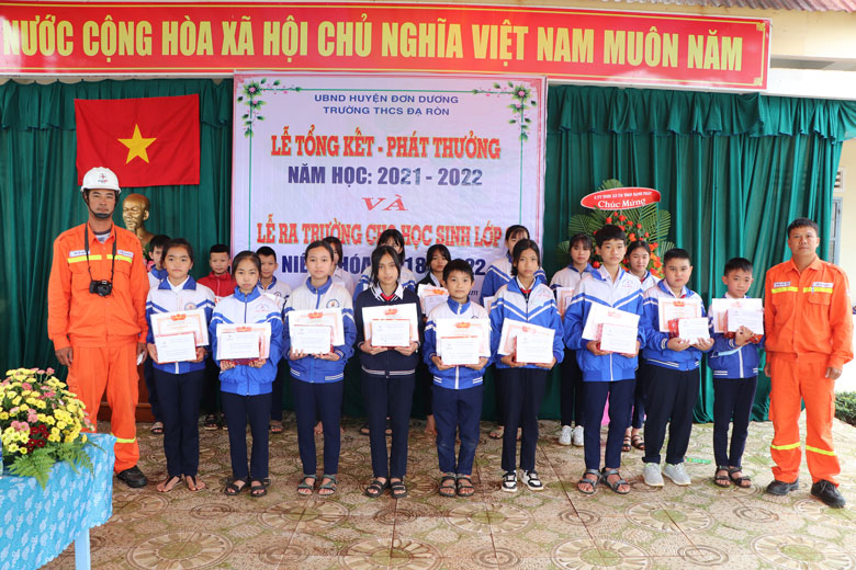 Truyền tải điện Lâm Đồng đến với trẻ em vùng sâu, vùng xa sau một năm học đặc biệt