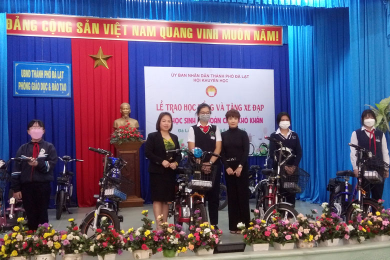 Lãnh đạo Phòng Nội vụ TP Đà Lạt cùng cá nhân hảo tâm trao tặng xe đạp điện cho học sinh vượt khó học tốt