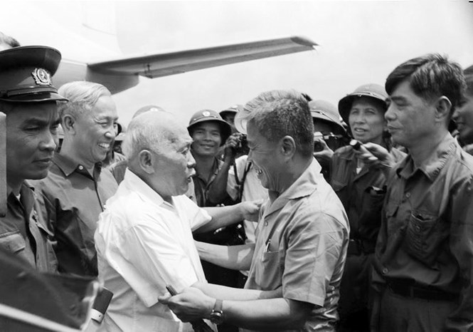 Đồng chí Phạm Hùng, Ủy viên Bộ Chính trị, Bí thư Đảng bộ miền Nam đón Chủ tịch Tôn Đức Thắng tại sân bay Tân Sơn Nhất, ngày 13/5/1975.