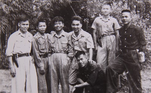 Đồng chí Phạm Hùng (thứ ba từ trái sang), Phó giám đốc Sở Công an Nam bộ chụp ảnh lưu niệm với các đại biểu Hội nghị Công an toàn quốc lần thứ 5 (tháng 1/1950)