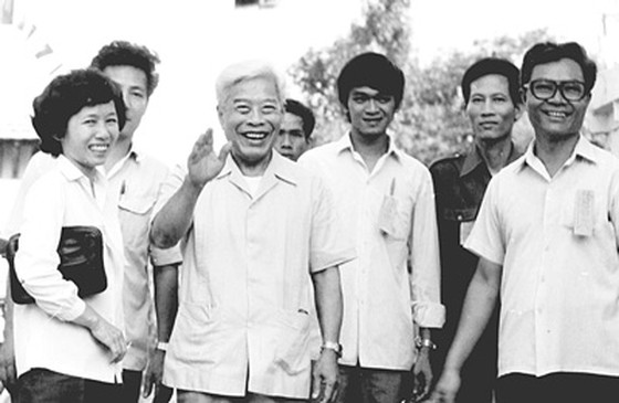 Đồng chí Phạm Hùng và bà con phường 9, quận 3, Thành phố Hồ Chí Minh, tháng 4/1987.