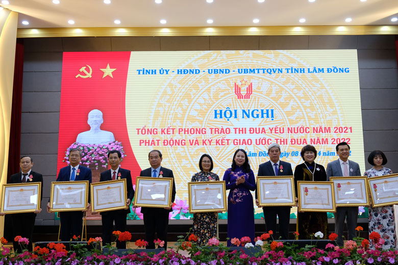 Phó Chủ tịch nước Võ Thị Ánh Xuân trao Huân chương Lao động hạng ba cho các tập thể, cá nhân