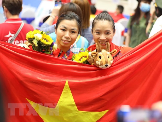 Hai vận động viên Việt Nam Hoàng Thị Phương Giang (trái, huy chương Vàng) và Dương Thúy Vi (huy chương Đồng) ở nội dung Trường quyền nữ.