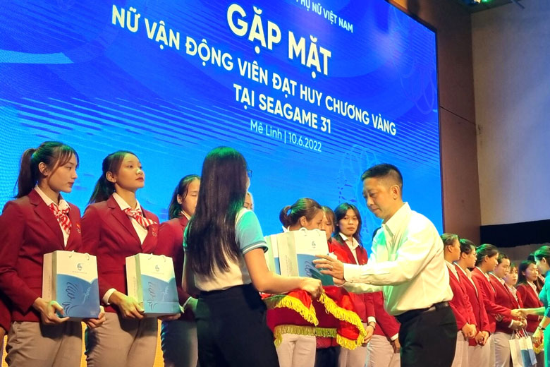 Ông Phạm Minh Đăng – Giám đốc Mỹ phẩm Xuân Trang trao tặng quà cho các nữ vận động viện đạt huy chương vàng tại SEA Games 31