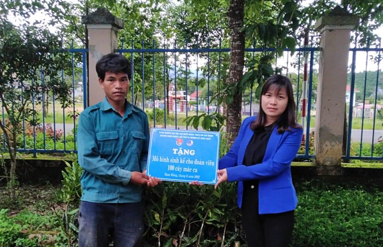 Chị Nguyễn Thị Nhung - Bí thư Huyện đoàn Đam Rông trao mô hình sinh kế hỗ trợ thanh niên khó khăn