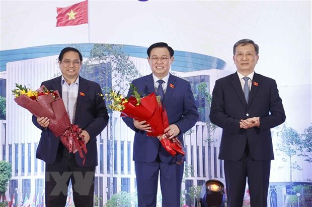 Chủ nhiệm Ủy ban Khoa học Công nghệ Môi trường của Quốc hội Lê Quang Huy đại diện cho các đại biểu Quốc hội khoá XV là nhà khoa học tặng hoa Thủ tướng Phạm Minh Chính và Chủ tịch Quốc hội Vương Đình Huệ