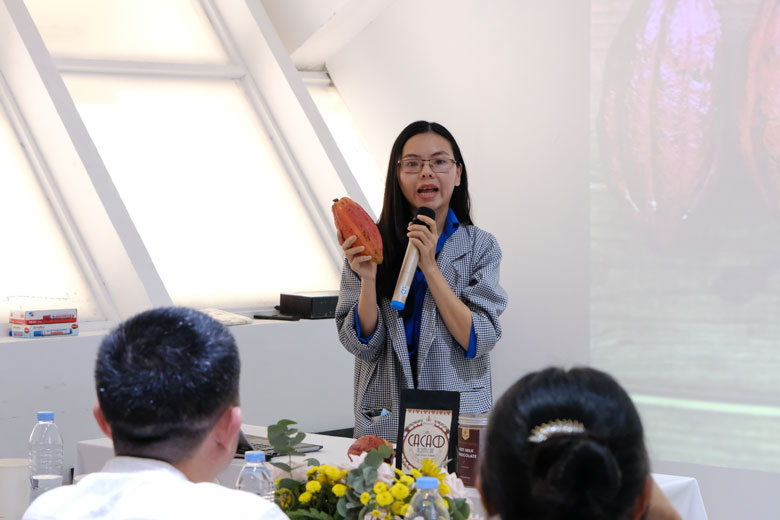 Bế Thị Thu Huyền trình bày dự án sản xuất cacao tại Cát Tiên và xuất sắc giành được giải Nhất