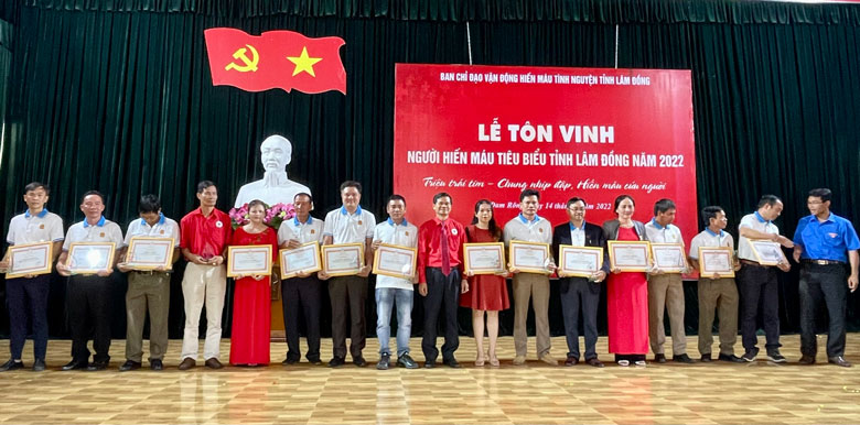 Trao bằng Khen của Trung ương Hội Chữ thập đỏ Việt Nam cho 6 cá nhân và 11 gia đình thuộc tỉnh Lâm Đồng có thành tích xuất sắc trong công tác HMTN, vận động HMTN năm 2022