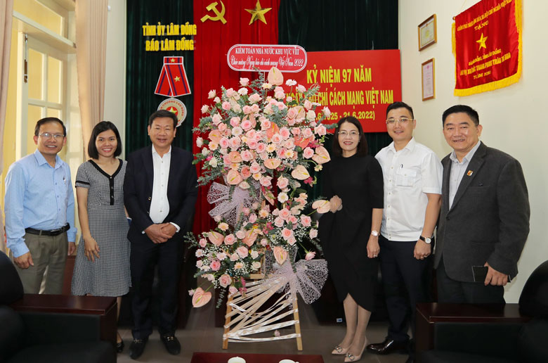 Lãnh đạo Kiểm toán Nhà nước khu vực VIII thăm, tặng hoa chúc mừng Báo Lâm Đồng nhân kỷ niệm ngày 21/6  
