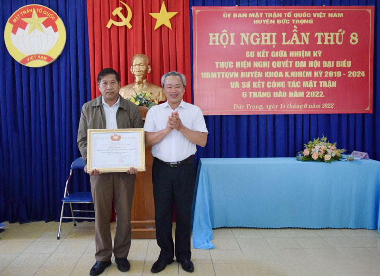 Ông Đường Anh Ngữ - Phó Chủ tịch Ủy ban MTTQ Việt Nam tỉnh, trao Bằng khen của Ủy ban MTTQ Việt Nam tỉnh, cho 2 tập thể