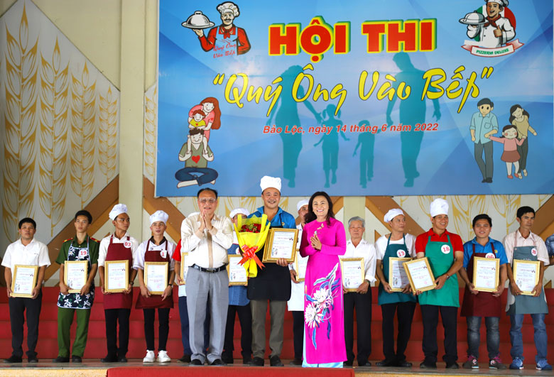 Ban tổ chức trao giải nhất cho đội xã Lộc Thanh