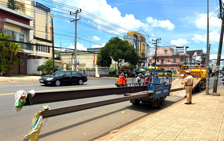Tạm giữ xe ba gác chở sắt dài 16 mét lưu thông trên đường phố Bảo Lộc