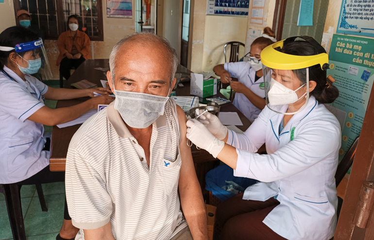 Huyện Di Linh thực hiện nhiều giải pháp nhằm đẩy mạnh tiến độ tiêm vắc xin