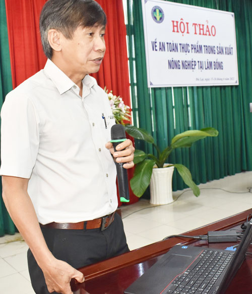 Tiến sĩ Trần Thanh Tùng, Giám đốc Trung tâm Kiểm định và Khảo nghiệm thuốc bảo vệ thực vật phía Nam trình bày các nội dung hội thảo