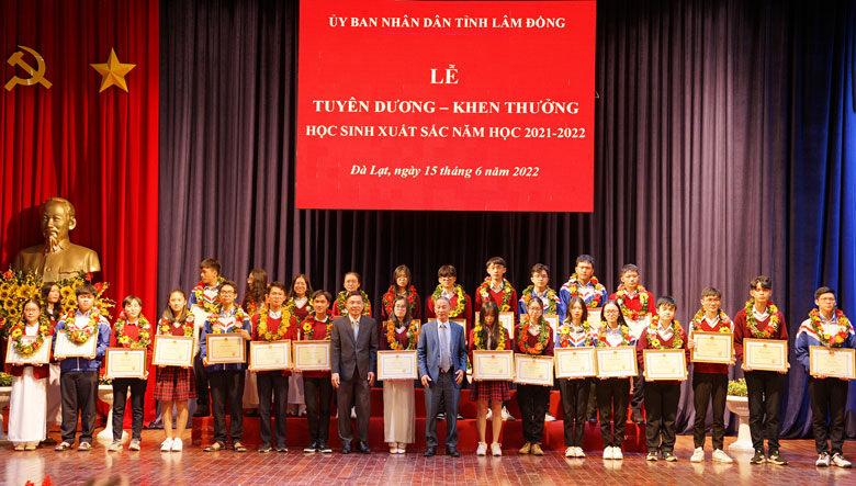 Ông Trần Văn Hiệp- Chủ tịch UBND tỉnh và ông Đặng Trí Dũng - Phó Chủ tịch UBND tỉnh trao thưởng cho các học sinh đoạt giải học sinh giỏi quốc gia 