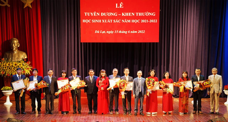Ông Trần Văn Hiệp - Chủ tịch UBND tỉnh và ông K' Lắk - Phó Chủ tịch Thường trực HĐND tỉnh trao thưởng cho giáo viên đạt thành tích trong công tác bồi dưỡng học sinh giỏi 