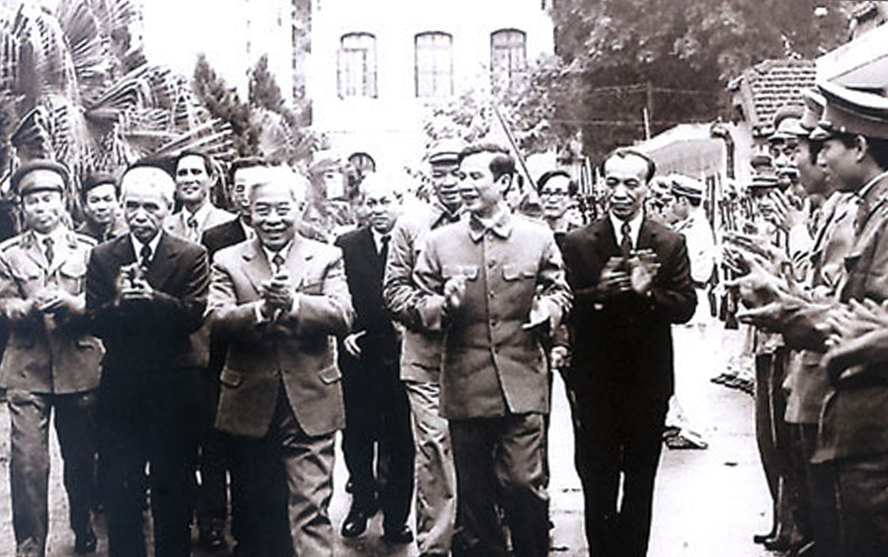Đồng chí Phạm Hùng cùng lãnh đạo Bộ Công an đến thăm và chúc Tết cán bộ, chiến sĩ Công an thành phố Hà Nội (Xuân Quý Hợi - 1983). Ảnh tư liệu