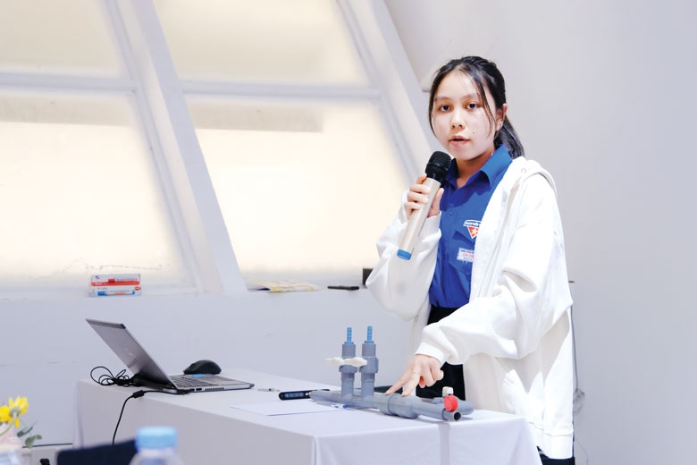 Ý tưởng về Bộ điều tiết nước và châm phân đơn giản của Bùi Kim Thi được Ban Giám khảo chấm giải Ba trong cuộc thi