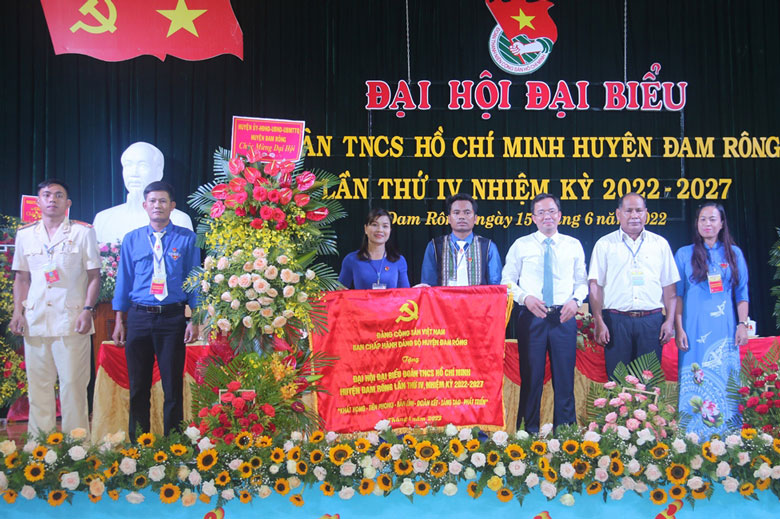Đồng chí Nguyễn Văn Lộc - Bí thư Huyện ủy Đam Rông và đại diện lãnh đạo UBND huyện tặng hoa và bức trướng chúc mừng Đại hội 