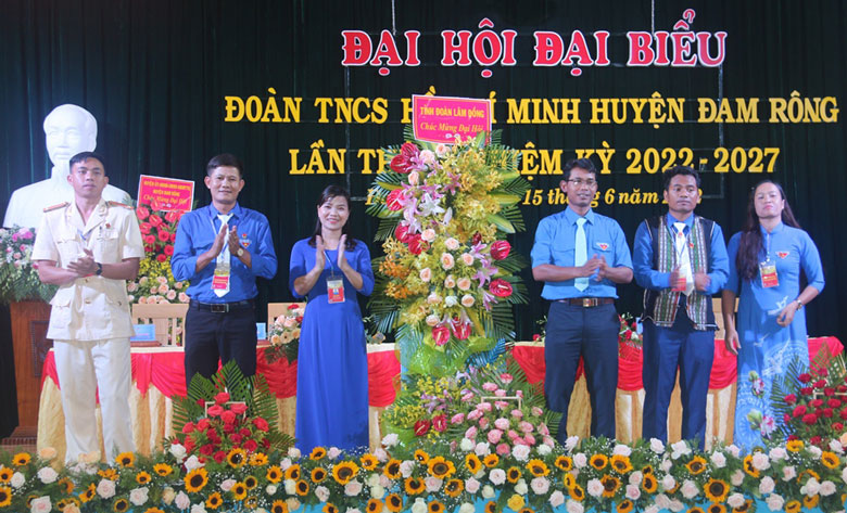 Đồng chí Ndu Ha Biên - Phó Bí thư Tỉnh đoàn Lâm Đồng tặng hoa chúc mừng Đại hội