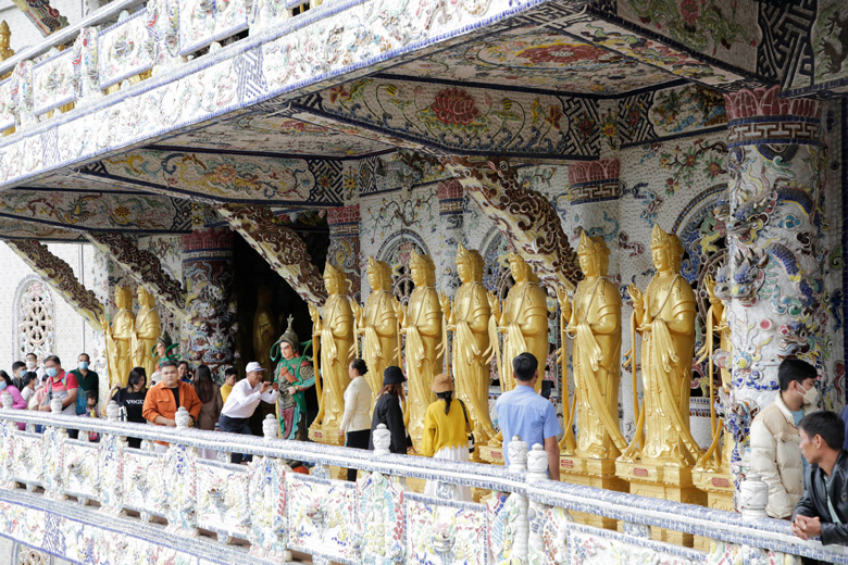 Điều tạo nên nét độc đáo của chùa Linh Phước là nghệ thuật kiến trúc khảm sành sứ có một không hai trên các công trình đặc sắc, hay các hạng mục kiến trúc quy mô và những hàng tượng Phật