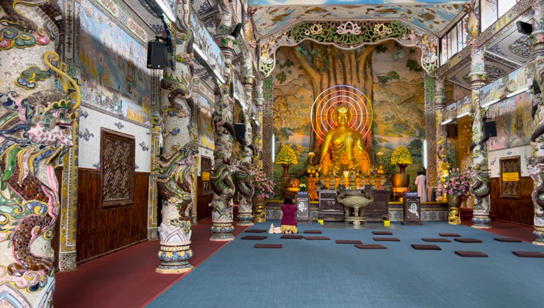 Chánh điện dài 33 m, rộng 12 m có 2 hàng cột rồng khảm sành vô cùng khéo léo và tinh tế, bên trên khảm nhiều bức phù điêu giới thiệu về lịch sử Phật Thích Ca và những điển tích trong các kinh Pháp Hoa, kinh A Di Đà