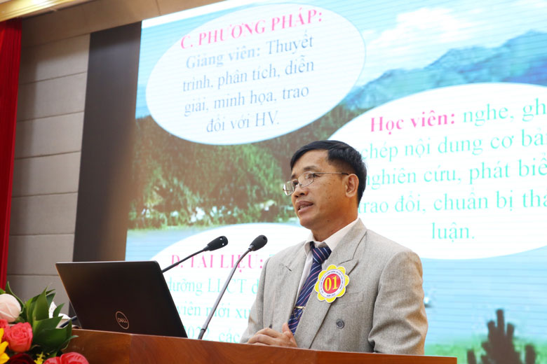 Thí sinh Đỗ Anh Minh đến từ Trung tâm Chính trị huyện Đức Trọng trình bày phần thi đầu tiên của Hội thi